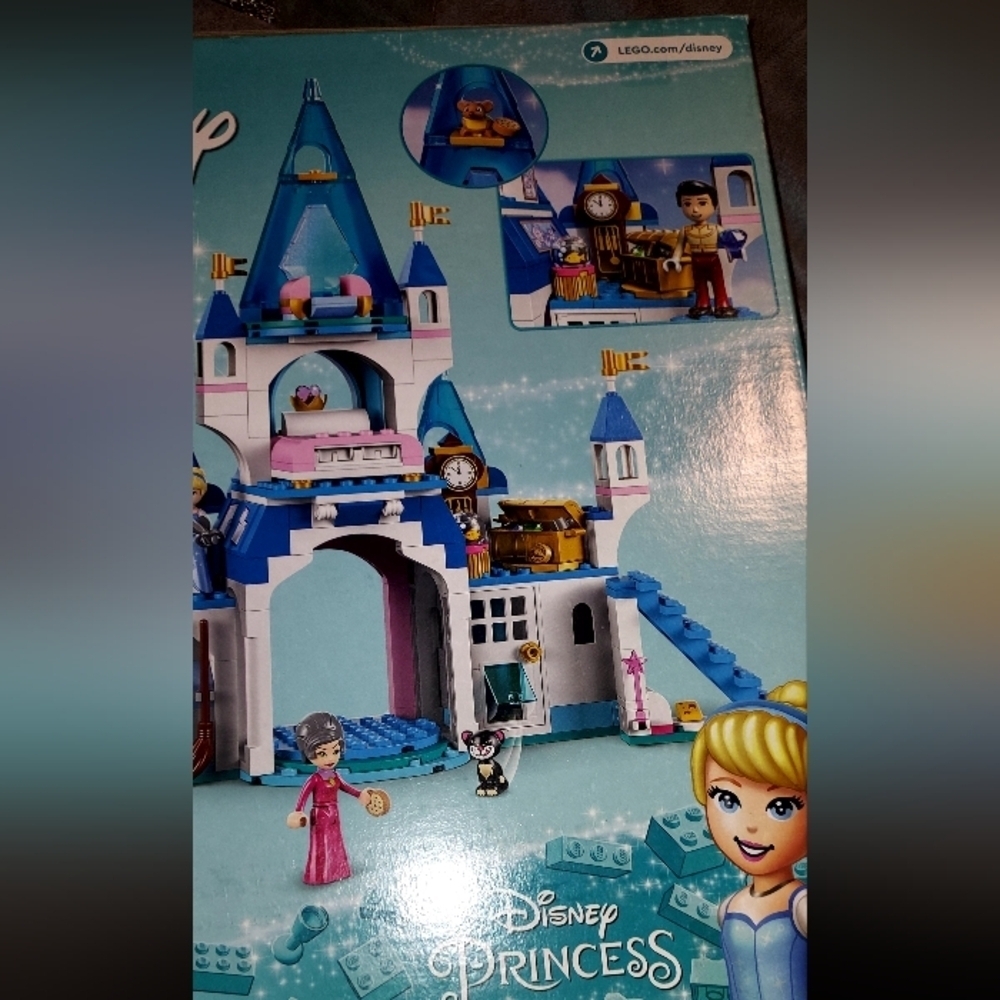 LEGO Disney Cinderella and Prince Charming's Castle 43206 - Picture 8 of 9